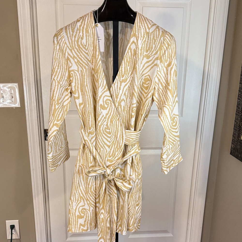 Elegant Beige and White Wrap Dress - Picture 6 of 6